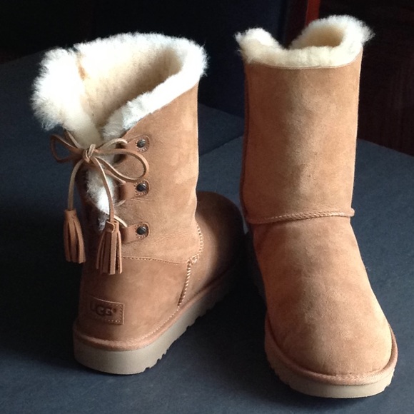 🍂🌹🍂 UGG - NEW Shearling & Tassels Suede Boots - Picture 4 of 9